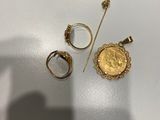 une image représentant une pièce d'or et une paire de bagues