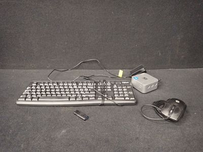 un clavier et une souris d'ordinateur posés par terre à côté d'une souris