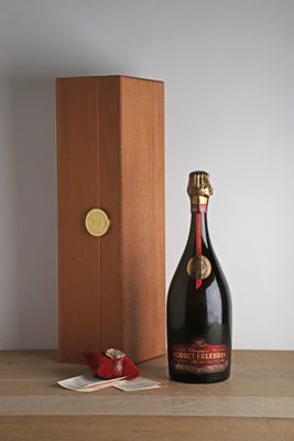 une bouteille de champagne à côté d'un coffret en bois