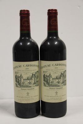 deux bouteilles de vin rouge posées l'une à côté de l'autre sur une table