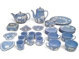 de nombreux plats et tasses bleus et blancs, ainsi qu'une théière