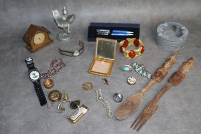 un grand nombre d'objets posés sur une table