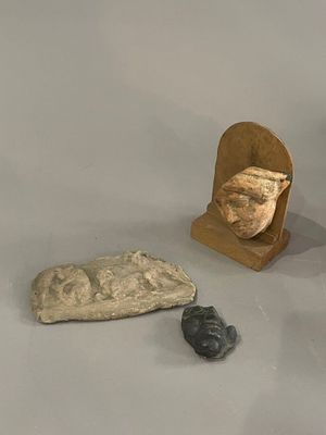 une statue représentant un homme et un rocher posés sur une table