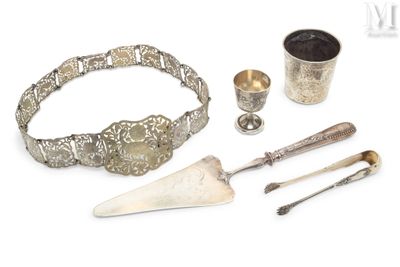 une assiette en argent et des couverts en argent sur fond blanc