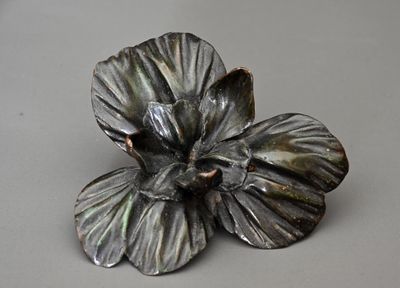 une fleur en métal posée sur une table