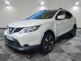 Le SUV Nissan QX Sport blanc est garé dans un garage.