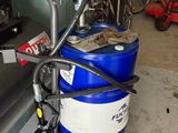 un seau bleu et blanc posé sur un chariot dans un garage
