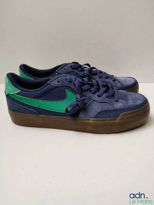 La Nike Blazer Low est une basket en daim bleu dotée d'une semelle verte