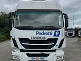un camion blanc garé sur le bord de la route