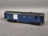 un wagon bleu posé sur une surface grise
