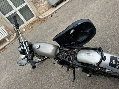 une moto garée dans la rue devant un immeuble