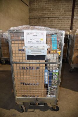 un chariot contenant beaucoup de boîtes
