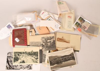 beaucoup de vieilles cartes postales et d'enveloppes sur la table