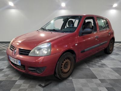 la photo d'une voiture rouge garée dans un garage