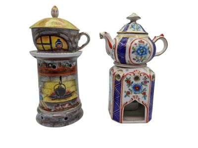 two teapots that are sitting next to each other