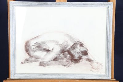 tableau représentant un chien couché par terre devant un chevalet