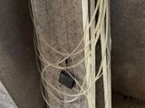 un tas de câbles électriques et de fils par terre