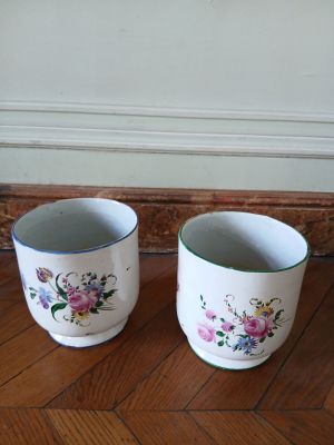 deux tasses posées par terre l'une à côté de l'autre