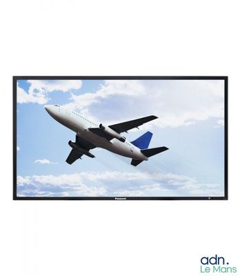 une photo d'un avion volant dans le ciel