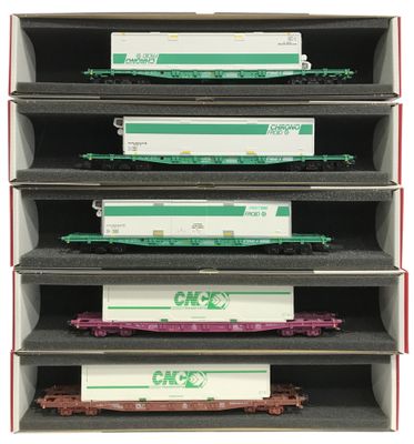 un gros plan sur une pile de wagons sur fond blanc