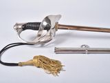 une épée en argent et en or ornée d'un pompon