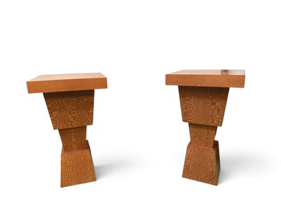 une paire de tables d'appoint en bois posées sur une surface blanche, avec un fond blanc
