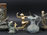 un grand nombre de statues posées sur une table