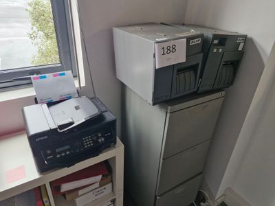 une imprimante posée sur un classeur près d'une fenêtre