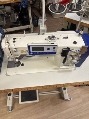 une machine à coudre posée sur une table