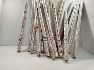 de nombreux journaux empilés les uns sur les autres sur une étagère