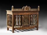 un vieux berceau en bois orné de sculptures sur les côtés
