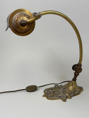 an image of a lamp that is sitting on a table