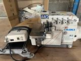 une machine à coudre posée sur une table