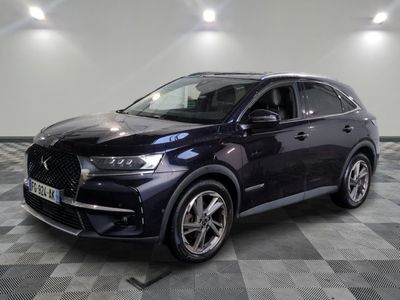 le nouveau suv dsx est garé dans la salle d'exposition
