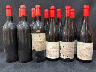 six bouteilles de vin sont alignées sur une table