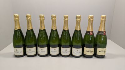 six bouteilles de champagne alignées sur une table