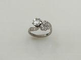 une bague en or blanc sertie de trois diamants