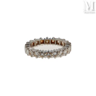 gros plan d'une bague en diamant sur fond blanc