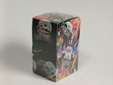 un gros plan d'une boîte de cartes à collectionner Pokémon sur fond blanc
