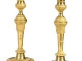paire de chandeliers anciens en laiton sur fond blanc