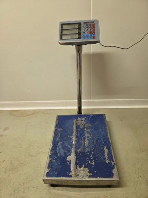 une image représentant une balance posée sur le sol d'une pièce