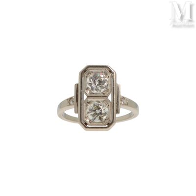 gros plan d'une bague en diamant sur fond blanc