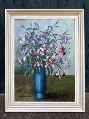 une peinture de fleurs dans un vase bleu sur une table