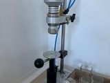 une machine posée sur une table dans une pièce