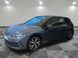 Une Volkswagen Golf grise est garée sur un sol à damier.