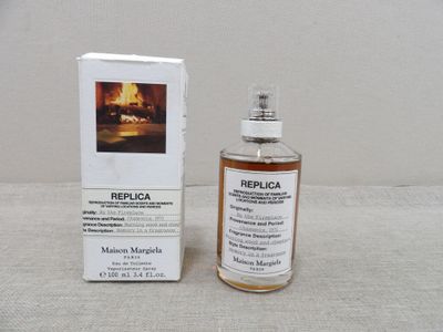 un flacon de parfum posé à côté d'une boîte sur une table