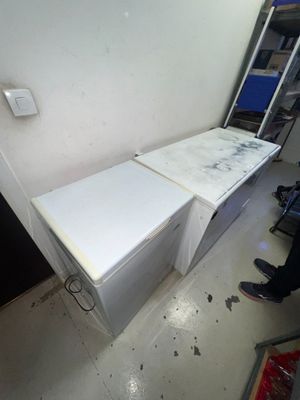 un réfrigérateur blanc posé dans le coin d'une pièce
