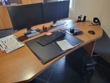 un bureau d'ordinateur équipé de deux écrans et d'un clavier