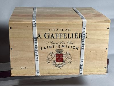 une boîte en bois portant une étiquette