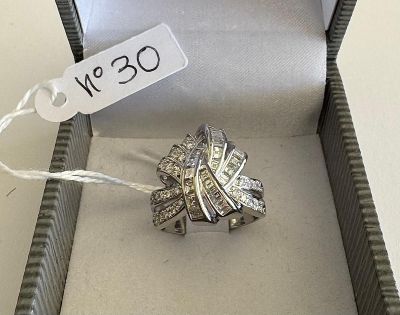 Bague en Platine, à motif de Nœud, entièrement sertie de bea…